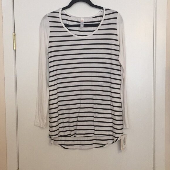 LuLaRoe Tops - M Lularoe Lynnae T Shirt D05 818
